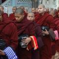 A partir de quelle heure les moines bouddhistes ne peuvent plus manger de la journée?