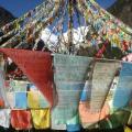Que sont les drapeaux tibétains multicolores?
